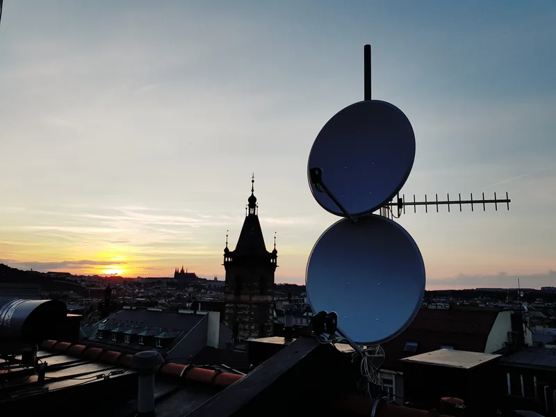 Antenne satellite d’un système IPTV hôtelier au coucher du soleil