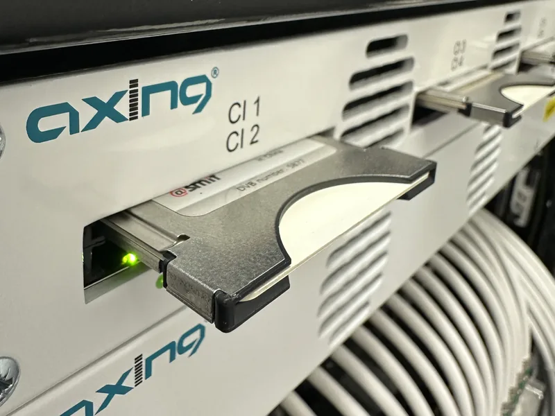 Tête de réseau IPTV — modules Axing avec cartes d’accès conditionnel CI
