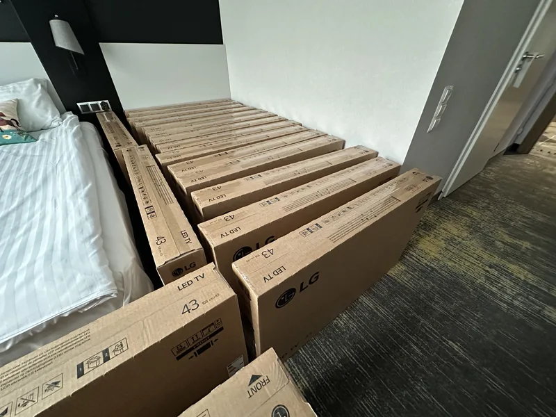 Téléviseurs hôteliers LG livrés dans une chambre avant l’installation