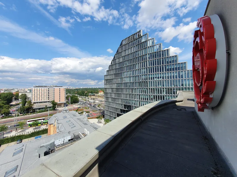 Installation de technologie hôtelière sur le toit d’un bâtiment moderne