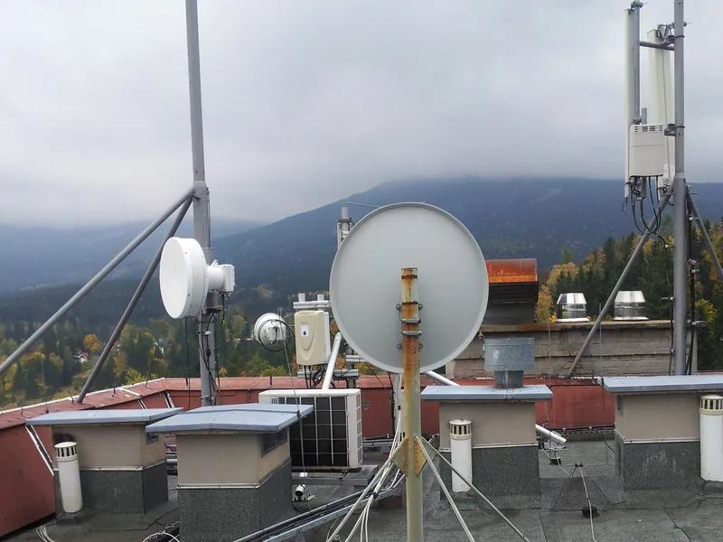 Antennes satellites et tête de réseau sur le toit d’un hôtel