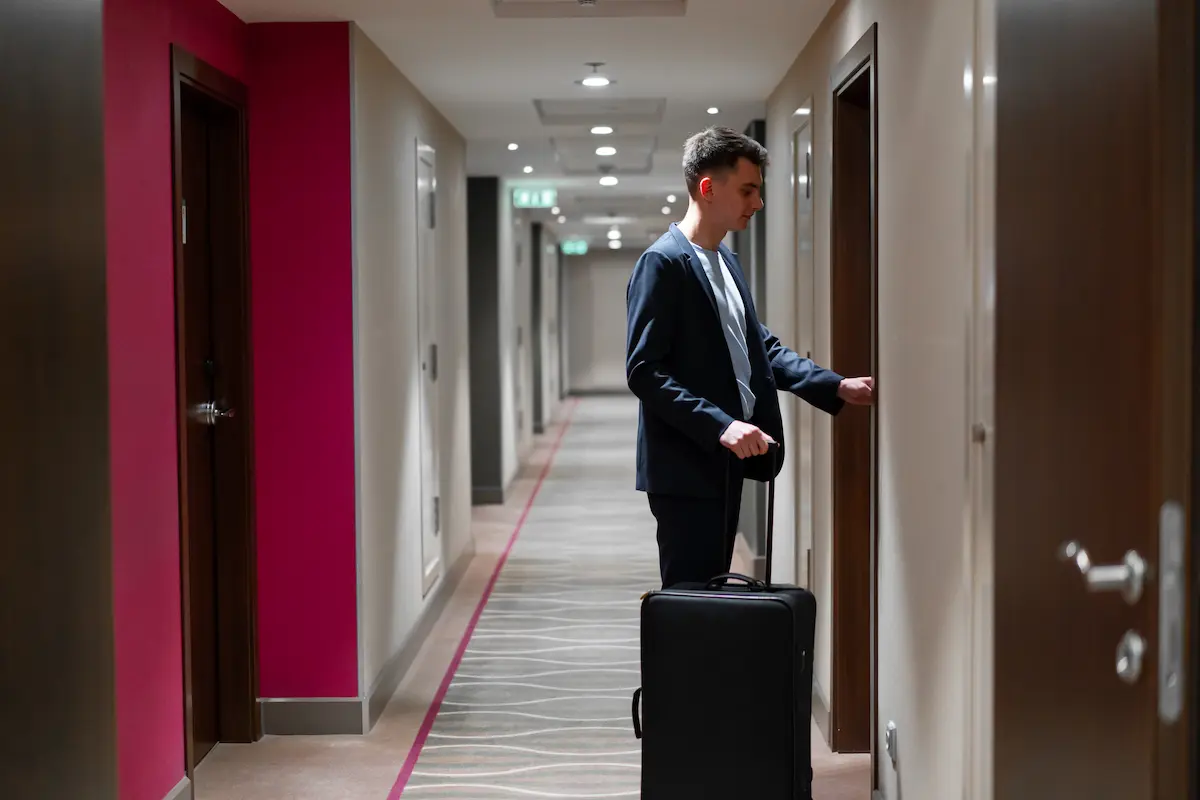 Jak wybierać zamki elektroniczne do hotelu — szybki poradnik