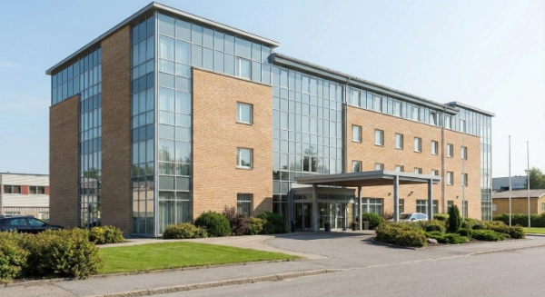 Hotel 3–4 gwiazdki – telewizory hotelowe Smart TV z IPTV i castingiem, rekomendowane modele iBeeQ dla hoteli średniego standardu