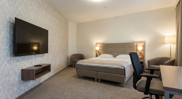 Pokój hotelowy 3–4★ z telewizorem Smart TV i IPTV – system telewizji hotelowej iBeeQ, standard średniej klasy