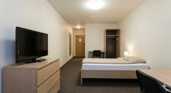 Hotel ekonomiczny – pokój z telewizorem hotelowym Smart TV iBeeQ, rozwiązanie budżetowe